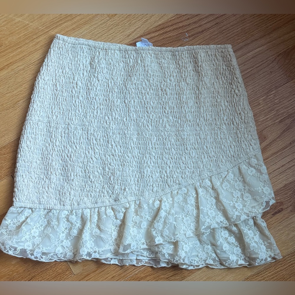 Le Lis Women's Cream Smocked Lace Stretch Mini Skirt Ruffle Hem sz M